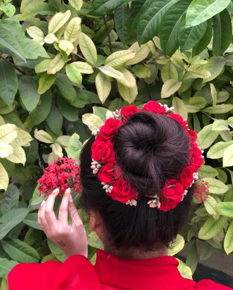 Decent Velvet Hair Gajra with imported plastic Material