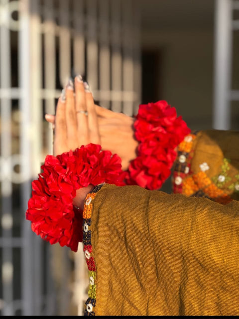 Artificial Hand Gajra Made With Polyester Fabric