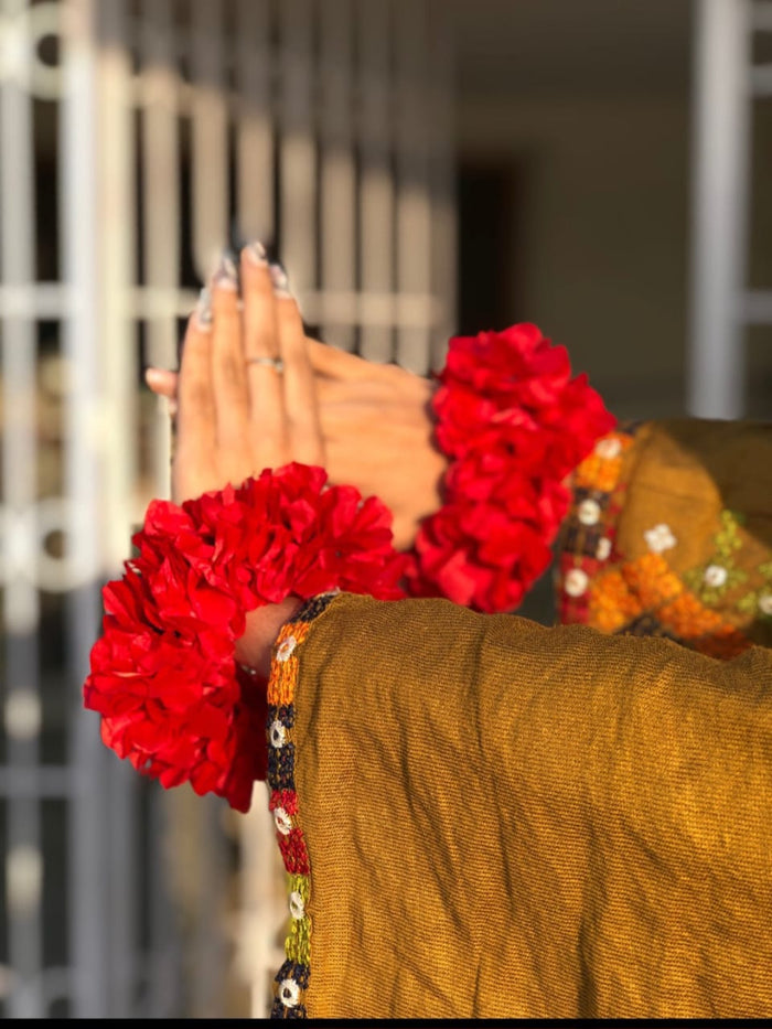 Artificial Hand Gajra Made With Polyester Fabric
